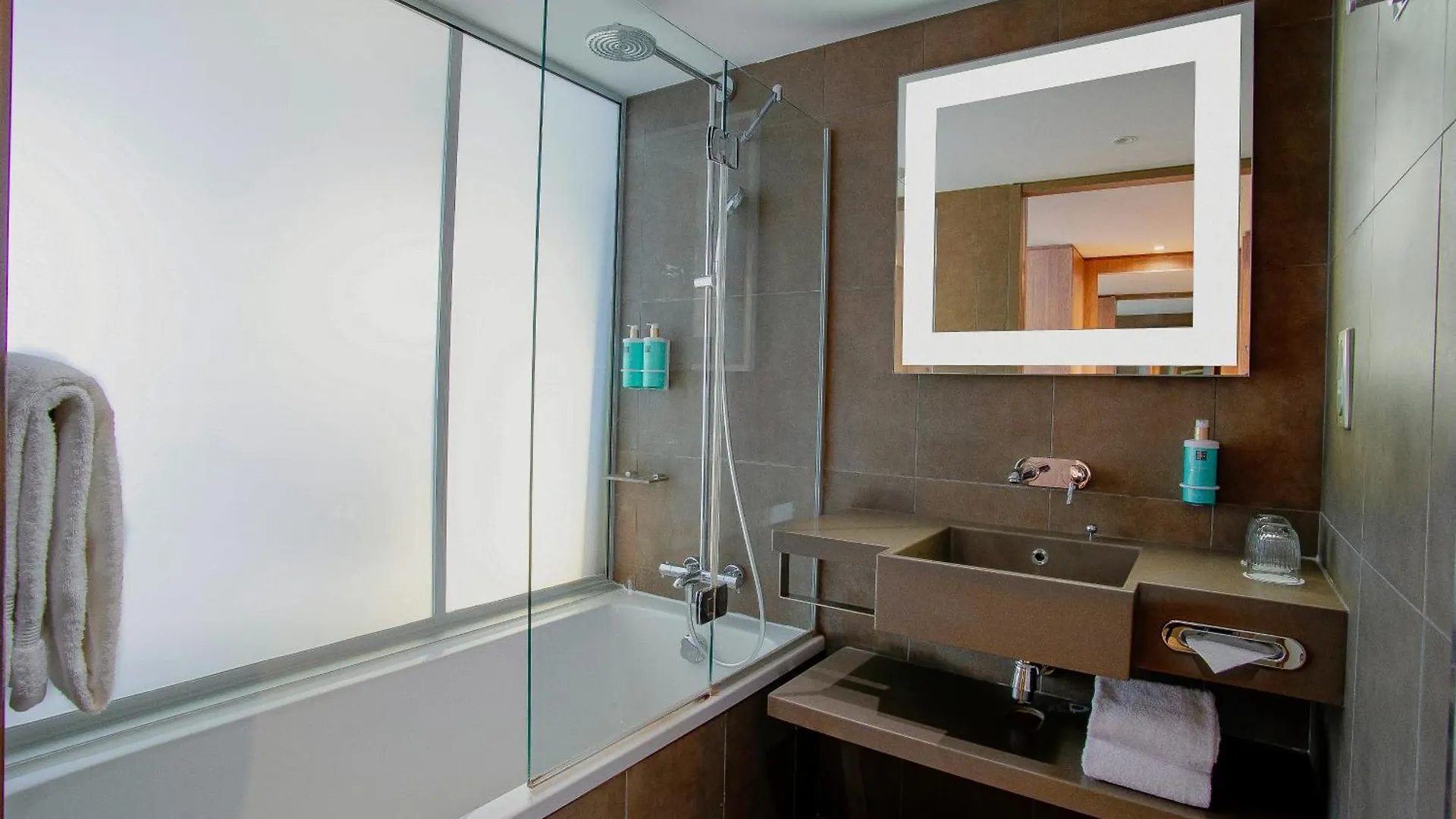 Отель Novotel Lyon Centre-Confluence Bord De Saone