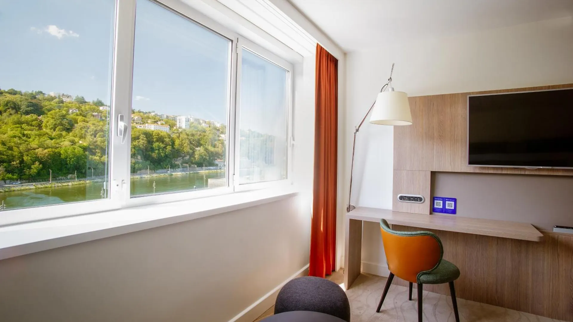 Novotel Lyon Centre-Confluence Bord De Saone Hotel