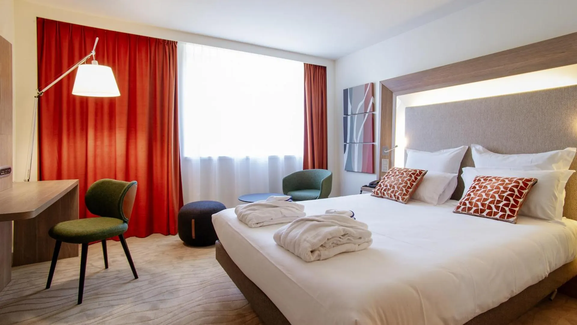 Novotel Lyon Centre-Confluence Bord De Saone Hotel