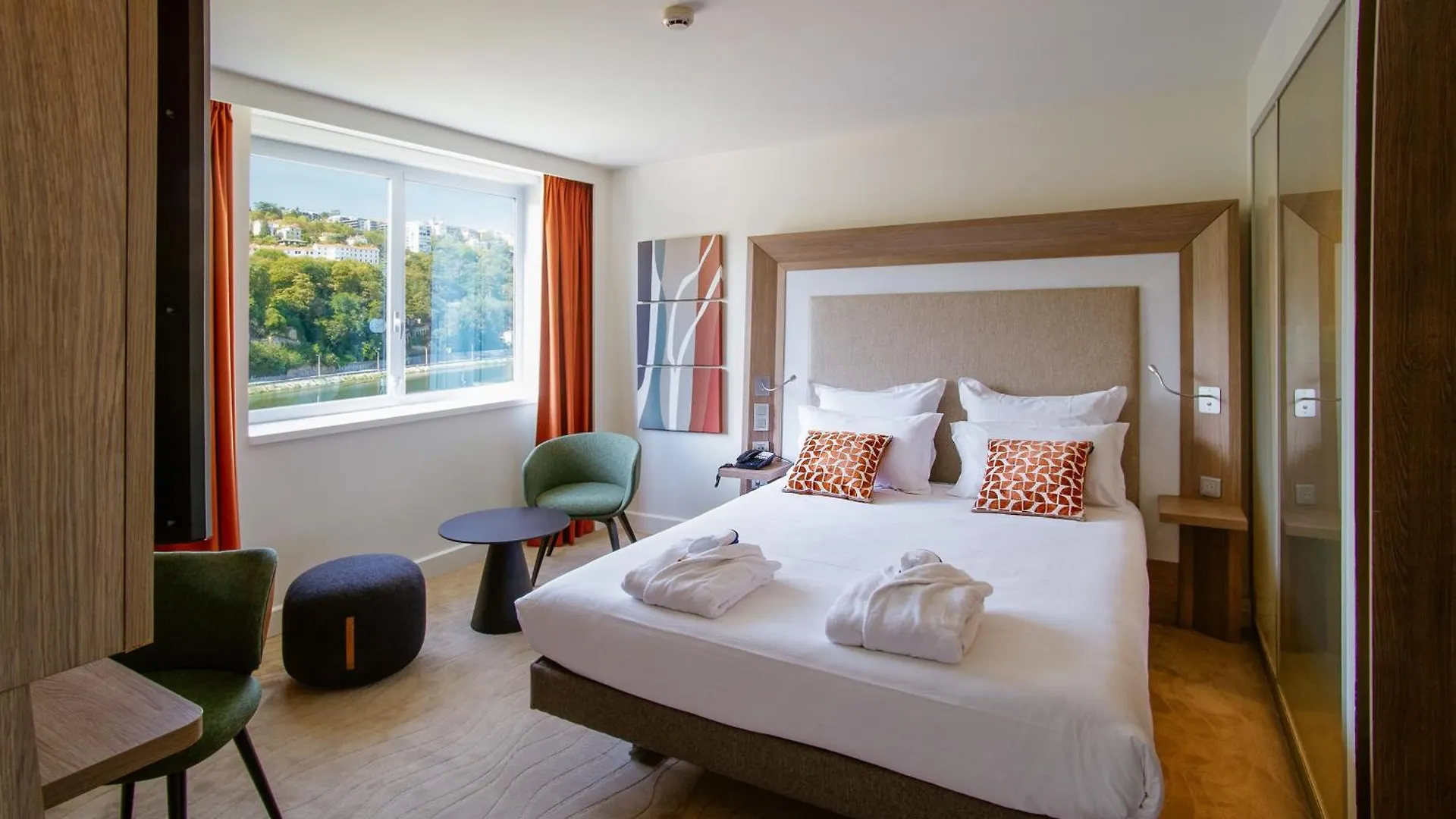 Novotel Lyon Centre-Confluence Bord De Saone Hotel