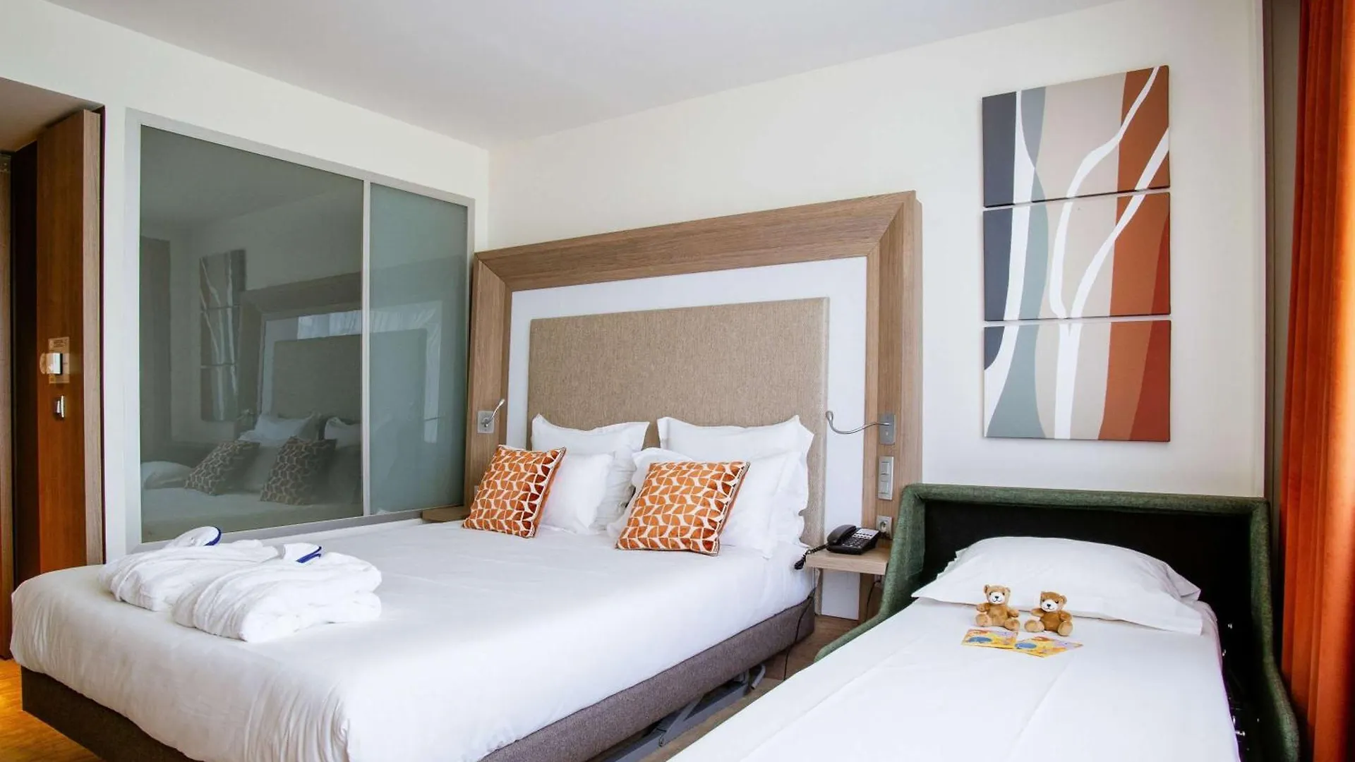 Novotel Lyon Centre-Confluence Bord De Saone Hotel