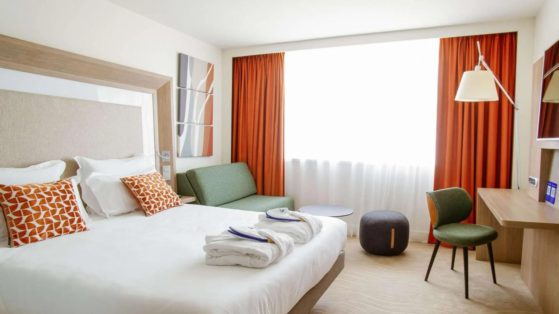 Novotel Lyon Centre-Confluence Bord De Saone Hotel