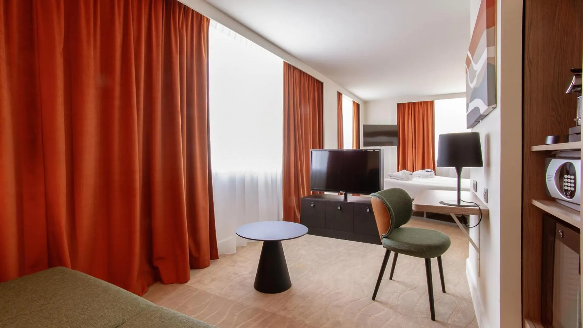 Novotel Lyon Centre-Confluence Bord De Saone 4*,  France