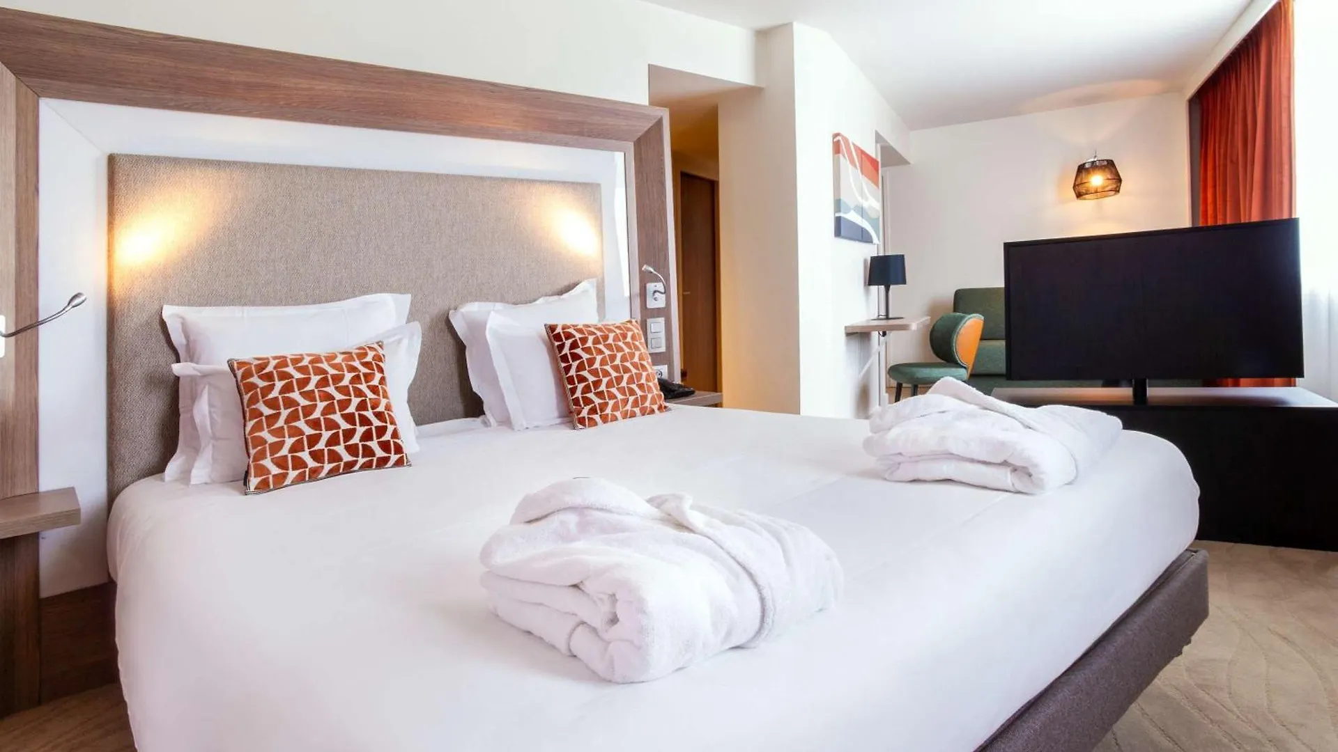 Novotel Lyon Centre-Confluence Bord De Saone 4*,