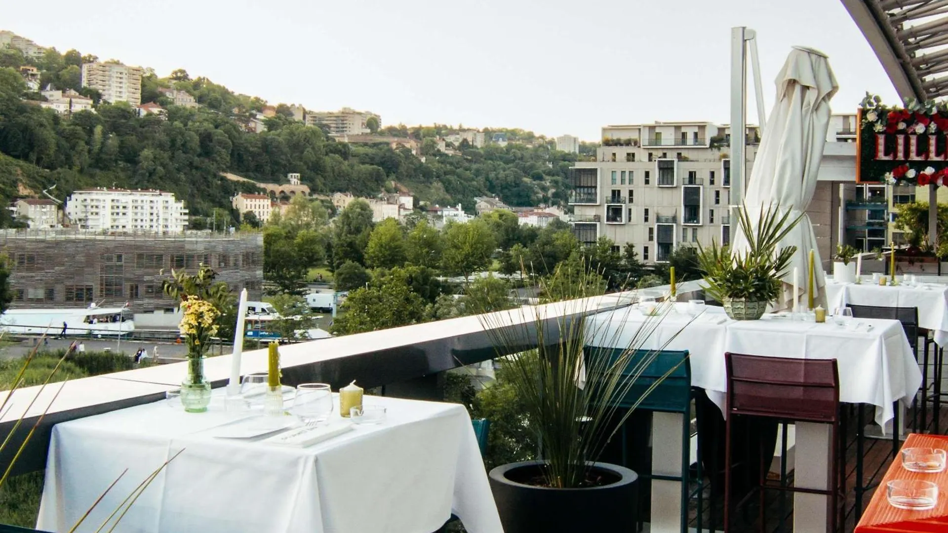 Novotel Lyon Centre-Confluence Bord De Saone Hotel