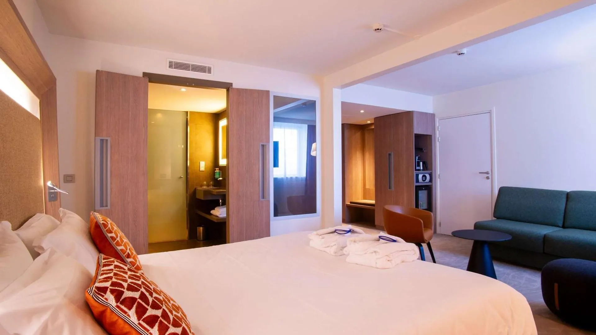 Novotel Lyon Centre-Confluence Bord De Saone 4*,  France